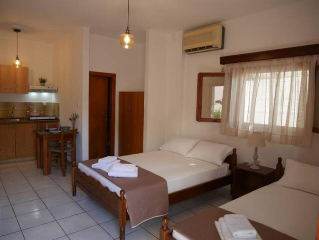 Chrysoula'S Welcoming Triple Room With Yard Monemvasziá Kültér fotó